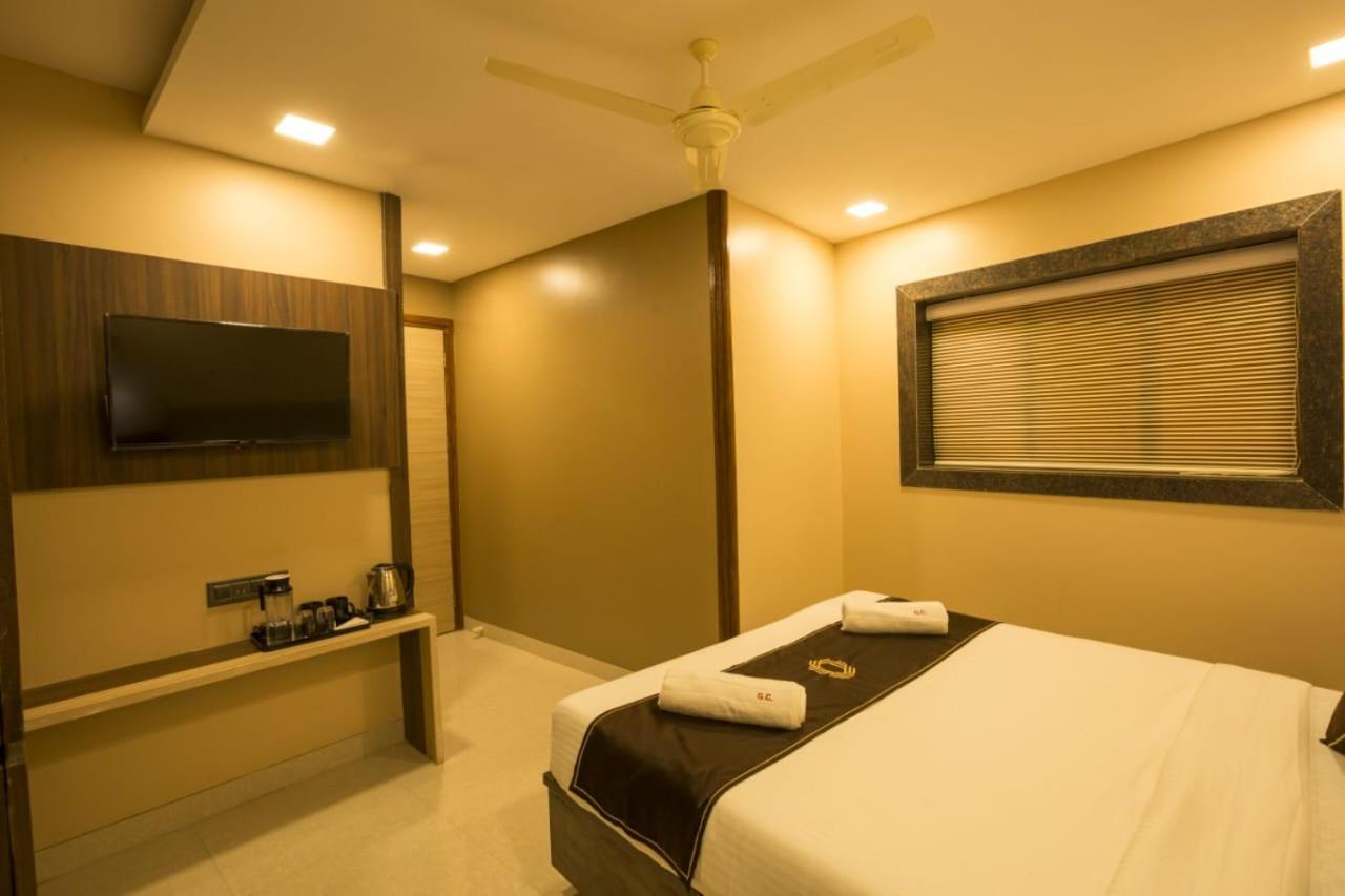 Hotel Golden Crown Мумбай Екстериор снимка