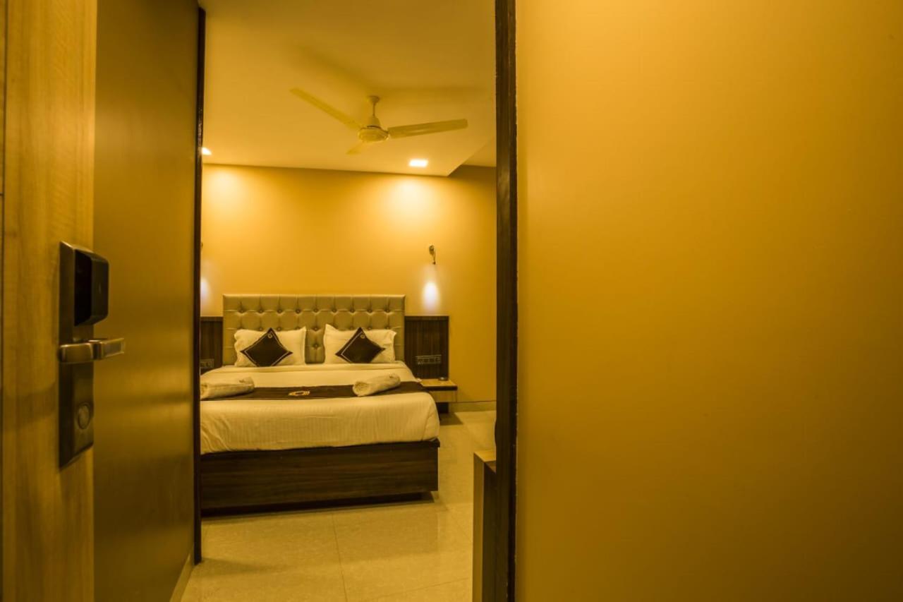 Hotel Golden Crown Мумбай Екстериор снимка
