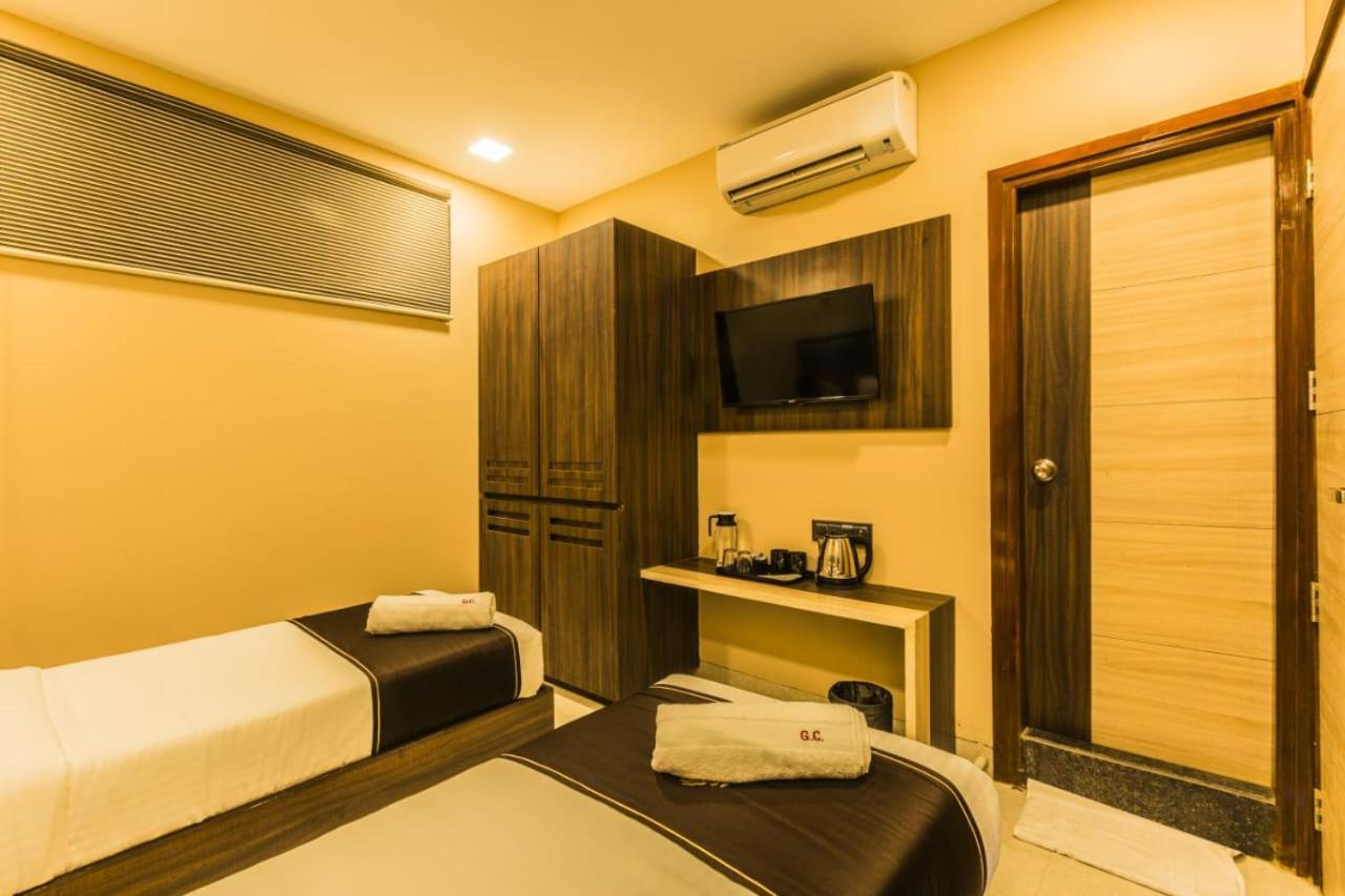 Hotel Golden Crown Мумбай Екстериор снимка