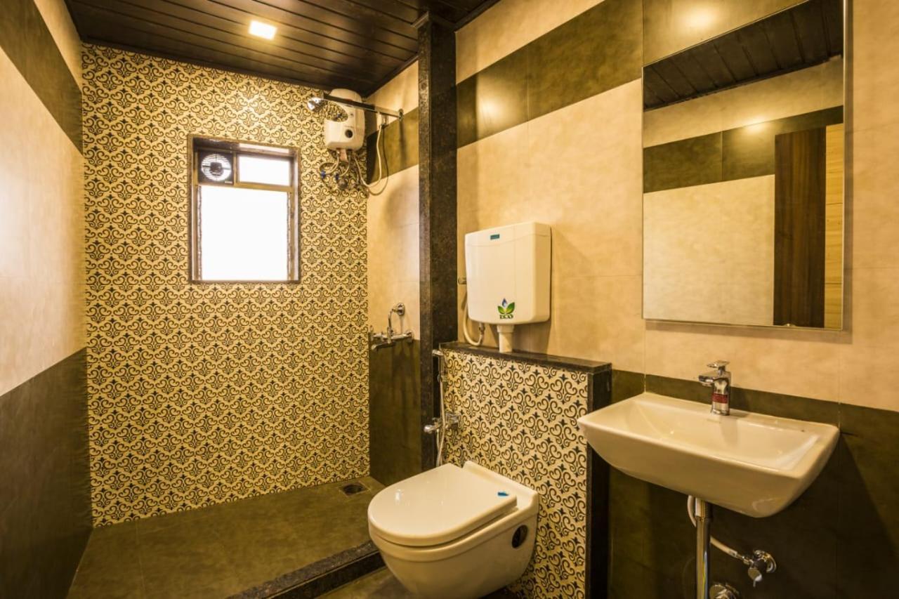 Hotel Golden Crown Мумбай Екстериор снимка