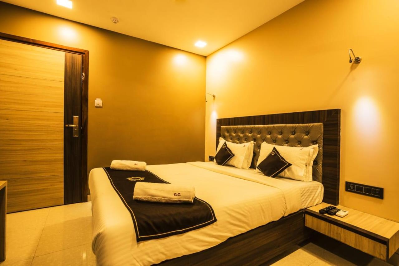 Hotel Golden Crown Мумбай Екстериор снимка