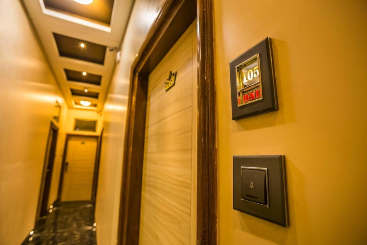 Hotel Golden Crown Мумбай Екстериор снимка