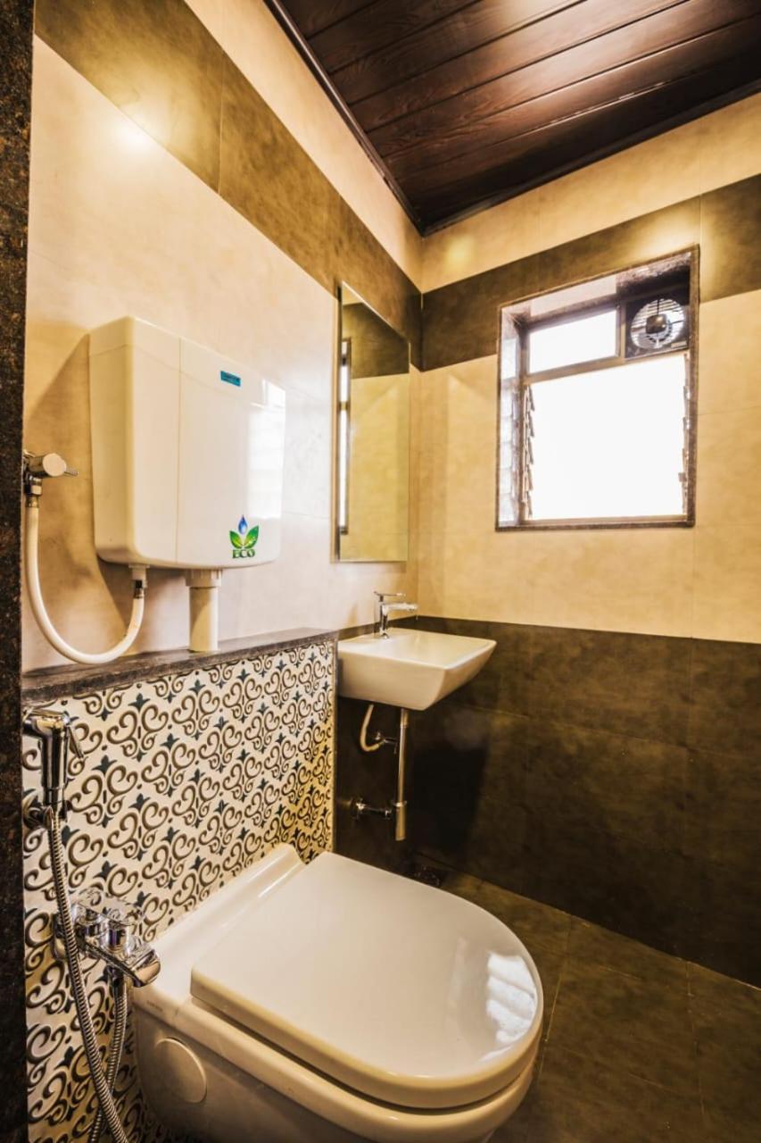 Hotel Golden Crown Мумбай Екстериор снимка
