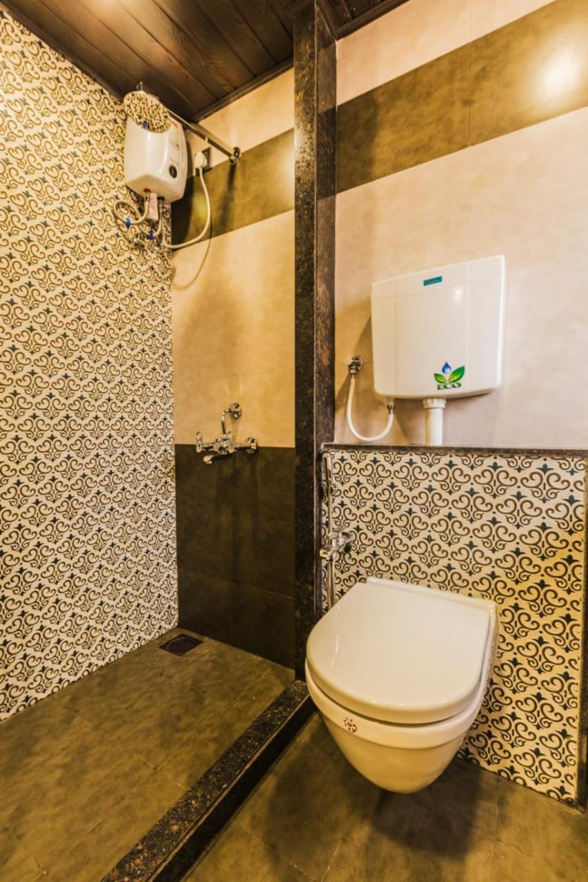 Hotel Golden Crown Мумбай Екстериор снимка